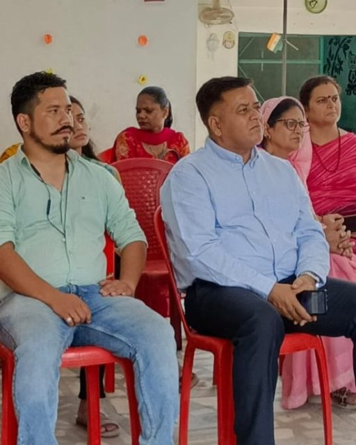 "हर बड़ा बदलाव एक छोटे कदम से शुरू होता है।" मॉर्निंग बेल्स एकेडमी ने कंप्यूटर गुरु ट्रेनिंग इंस्टिट्यूट के साथ मिलकर आज इस कदम को डिजिटल शिक्षा की दिशा दी है। आज के डिजिटल समय को देखते हुए कंप्यूटर शिक्षा सभी छात्रों के लिए प्राथमिक कक्षा से ही महत्वपूर्ण विषय होना चाहिए।
आज, 26 मई 2025 को मॉर्निंग बेल्स एकेडमी, बापूग्राम ऋषिकेश में नए कंप्यूटर सेंटर का उद्घाटन किया गया । इस खास मौके पर मुख्य अतिथि, विद्यालय के प्रबंधक, शिक्षक, अभिभावक और छात्रों की उपस्थिती मे कार्यक्रम की शुरुआत दीप प्रज्वलन से की गई एवं कंप्यूटर और डिजिटल शिक्षा के महत्त्व एवं उद्देश्य पर विचार प्रस्तुत किये गये।
विद्यालय मे इस नए कंप्यूटर सेंटर का उद्देश्य प्रशिक्षित शिक्षकों द्वारा छोटे - छोटे बच्चो को प्रारम्भ कक्षा से ही किताबी शिक्षा के साथ-साथ तकनीकी शिक्षा का ज्ञान देकर उन्हें भविष्य के डिजिटल दौर के लिए अभी से तैयार किया जाना है ।
विद्यालय की प्रधानाचार्या, मुख्य अतिथि एवं वहाँ उपस्थित सभी के द्वारा इस कदम को छात्रों के उज्ज्वल भविष्य की दिशा में एक मजबूत और महत्वपूर्ण कदम बताया गया । वही कंप्यूटर को देख कर वहाँ उपस्थित सभी छात्रों मे कंप्यूटर शिक्षा के प्रति अत्यधिक रूचि एवं उत्साह देखने को मिला।
#morningbellsacademy #computergurutraininginstitute #éducation #rishikesh #digitaleducation